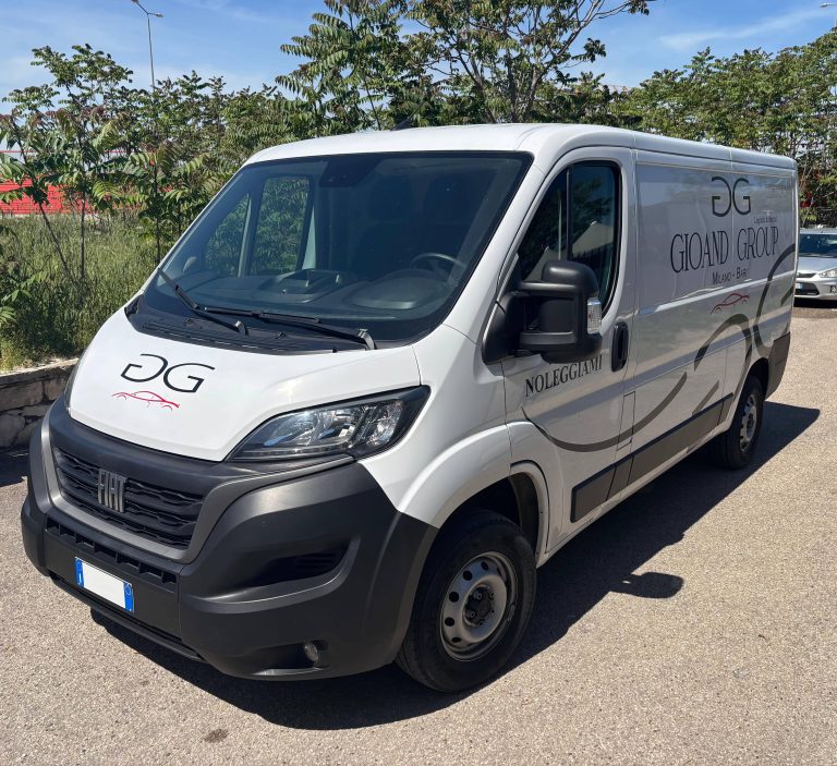 Furgone Fiat Ducato bianco con logo GG e scritte «Gioand Group» e «Noleggiami», parcheggiato su asfalto tra alberi verdi